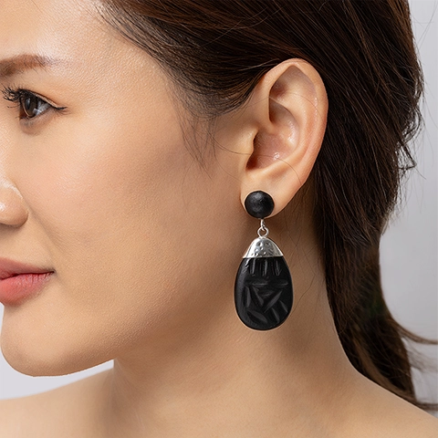 Image showcasing the earring in use 