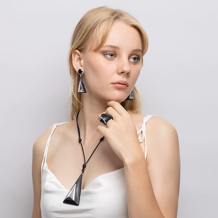 Image showcasing the necklace in use 