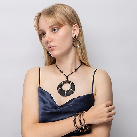Image showcasing the necklace in use 