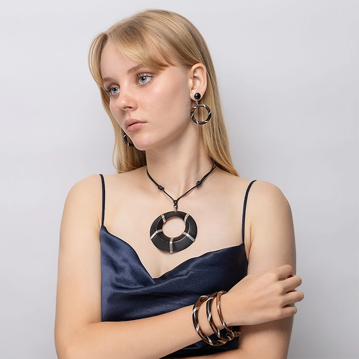 Image showcasing the necklace in use 