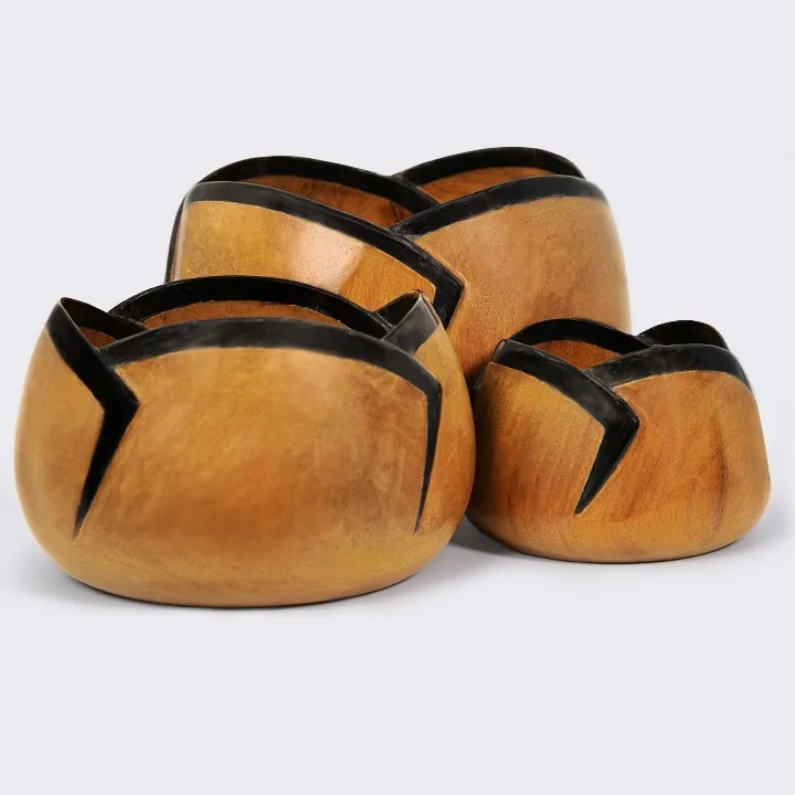 Exotic wood bowl, handcrafted in Madagascar, decorated with a flower motif and edged with horn.
