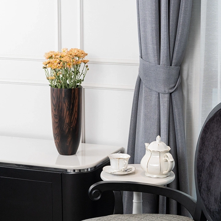 Rotating view highlighting the vase's features.