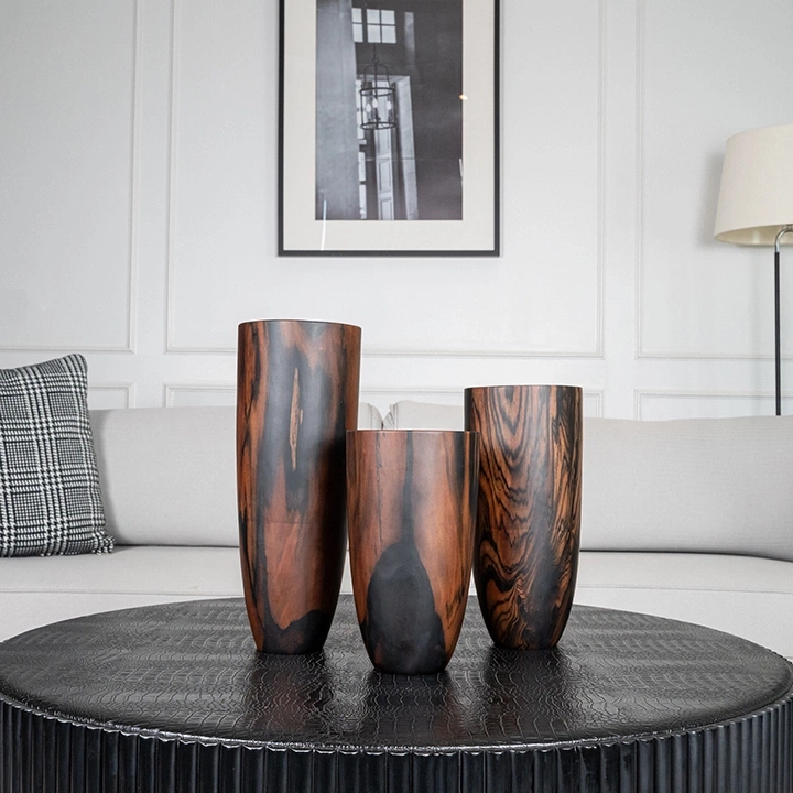 Rotating view highlighting the vase's features.