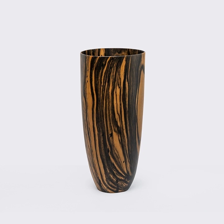 Rotating view highlighting the vase's features.