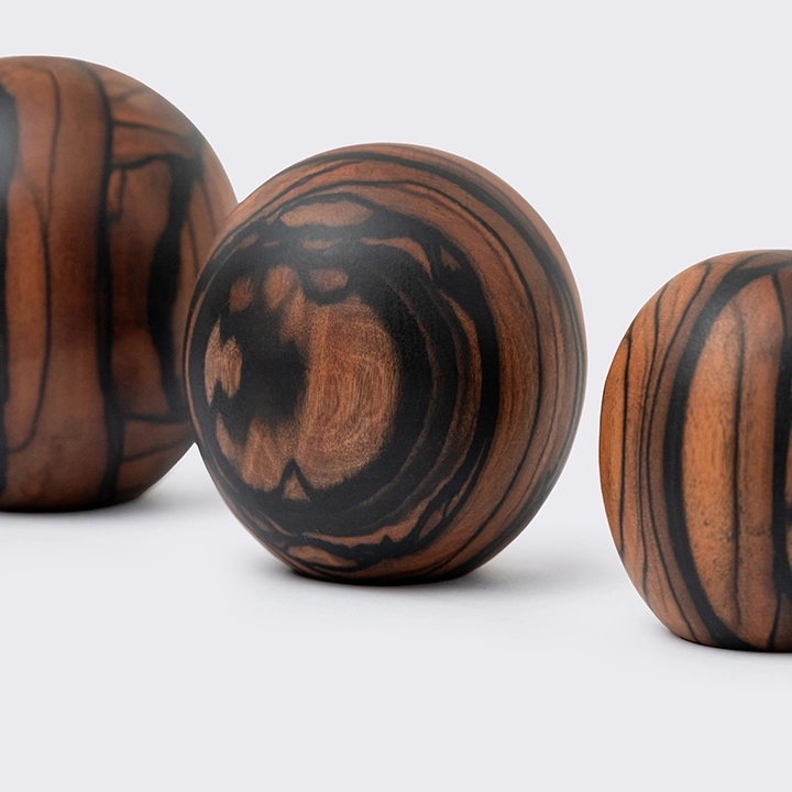 Rotating view highlighting the paper weight's features