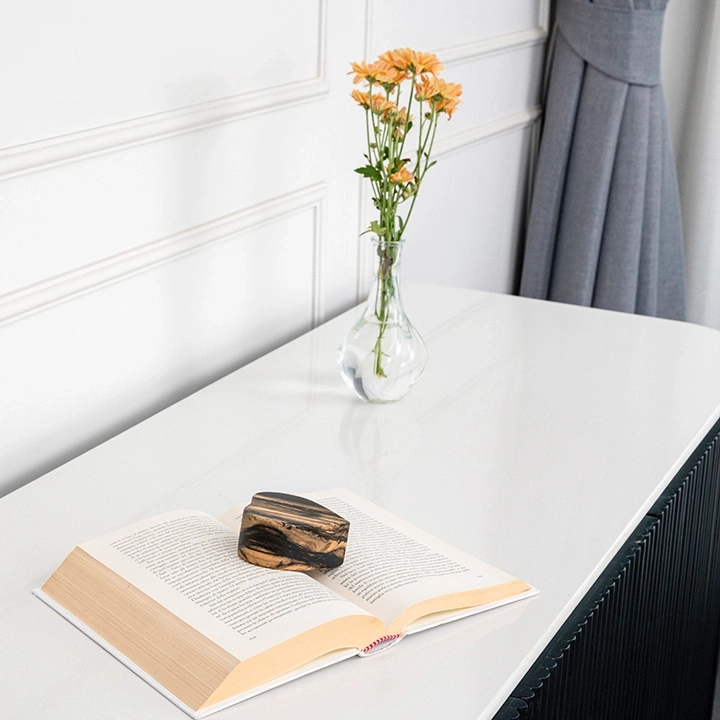 Rotating view highlighting the paper weight's features.