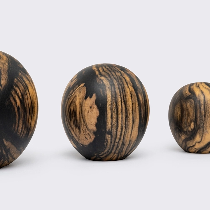 Rotating view highlighting the paper weight's features