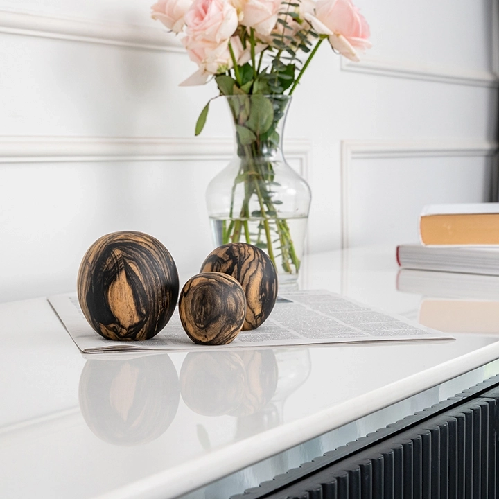 Rotating view highlighting the paper weight's features