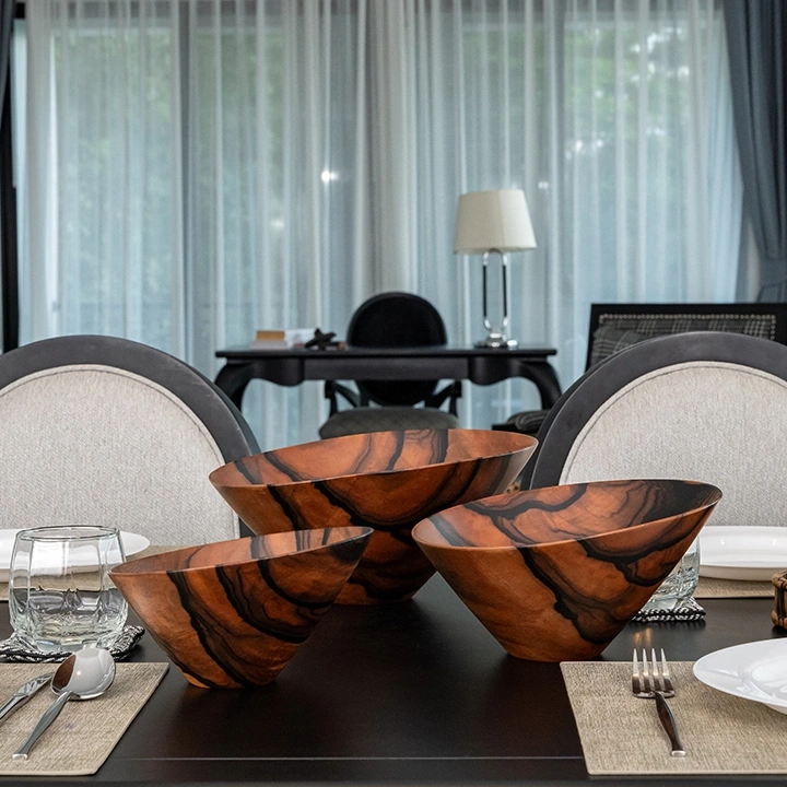 Rotating view highlighting the bowl's features