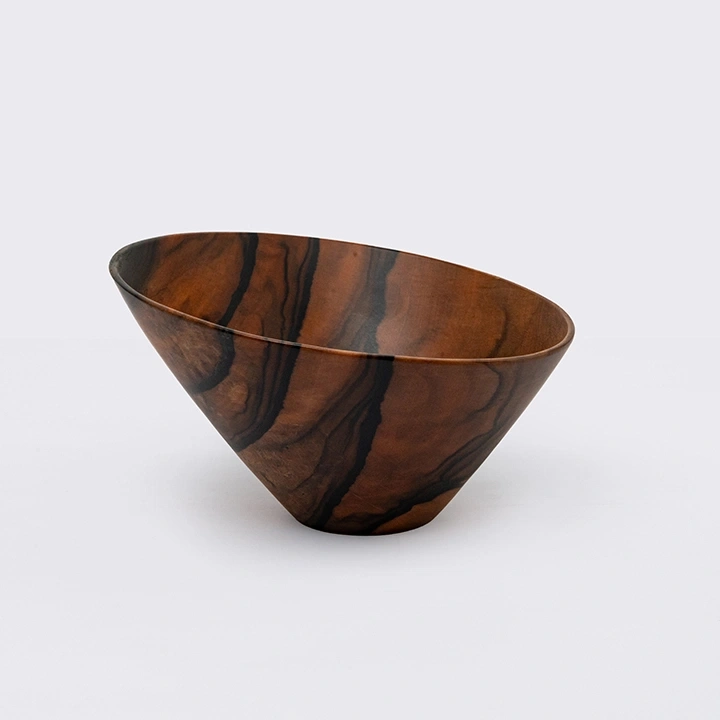 Rotating view highlighting the bowl's features