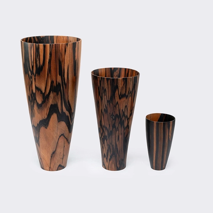 Rotating view highlighting the vase's features.