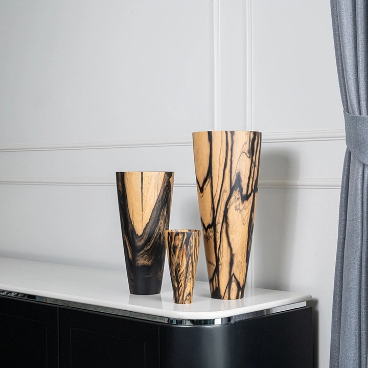 Rotating view highlighting the vase's features.