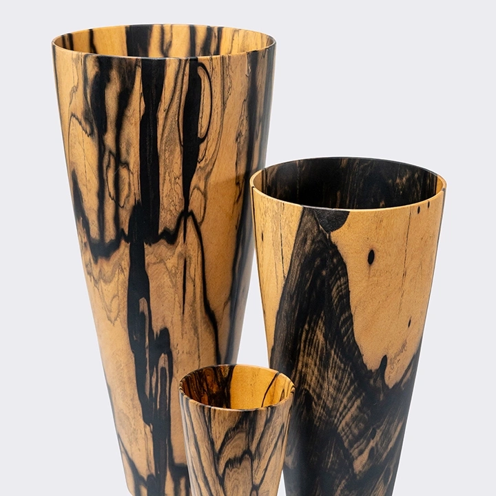 Rotating view highlighting the vase's features.