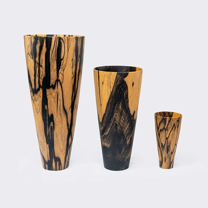 Rotating view highlighting the vase's features.