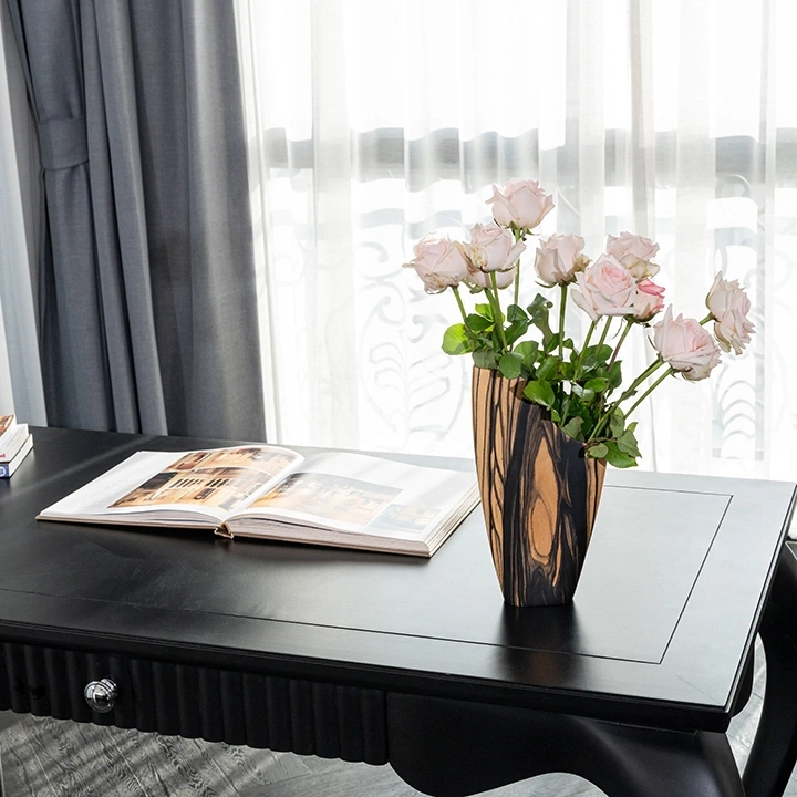 Image showcasing the vase in use.