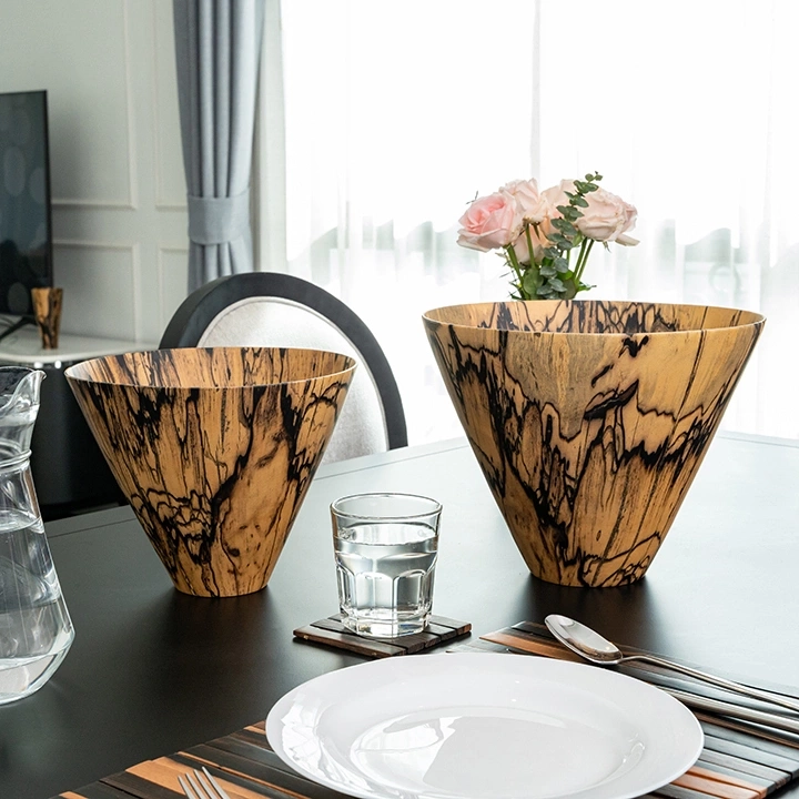 Rotating view highlighting the bowl's features.