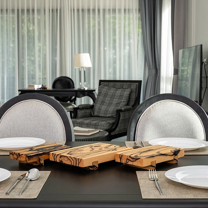 Rotating view highlighting the sushi tray's features.