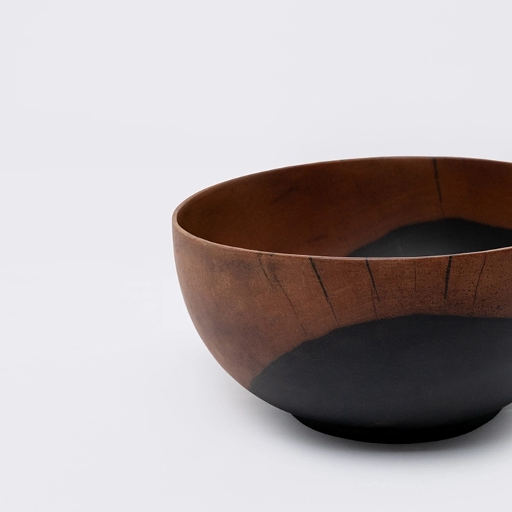 Rotating view highlighting the bowl's features