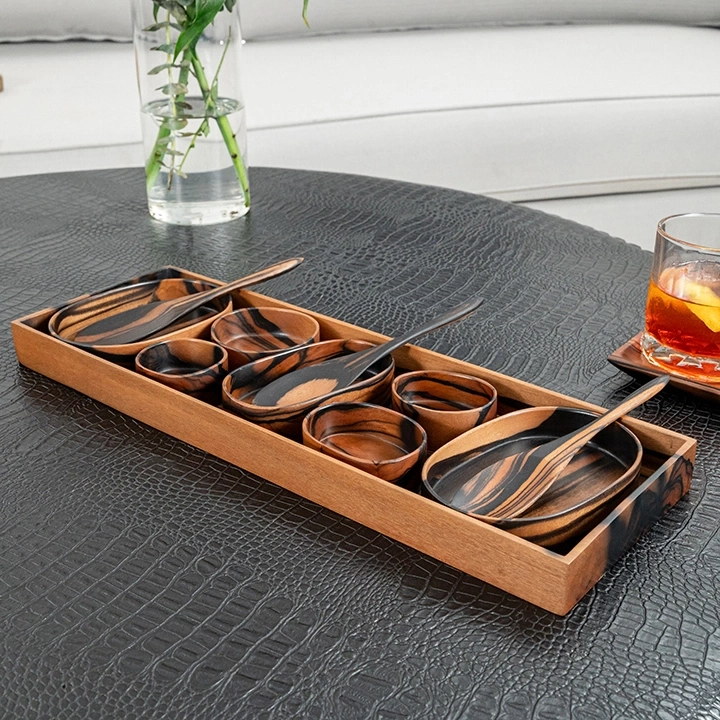 Rotating view highlighting the condiment's features.