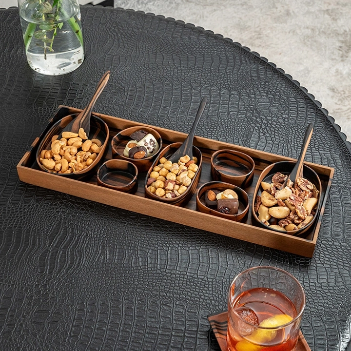 Rotating view highlighting the condiment's features.