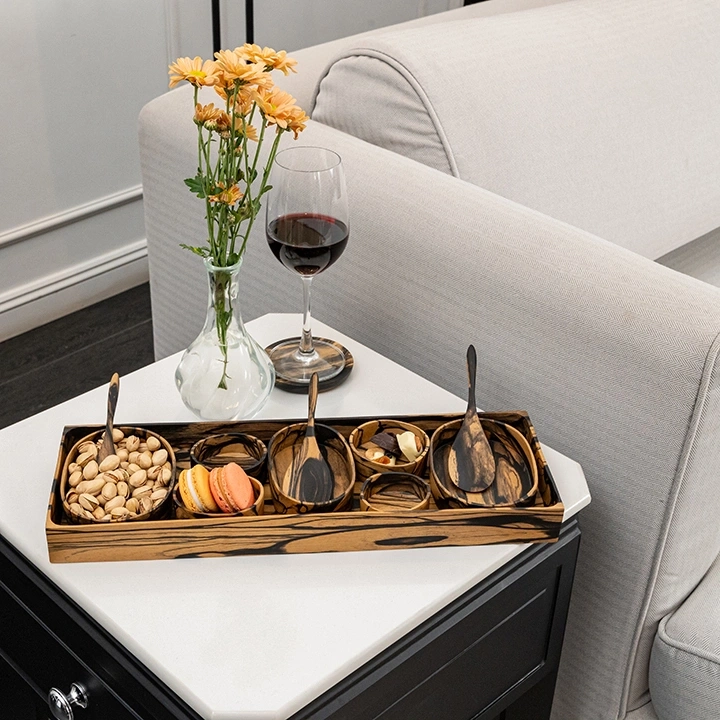 Rotating view highlighting the condiment's features.