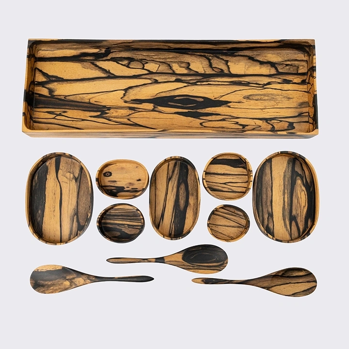 Rotating view highlighting the condiment's features.