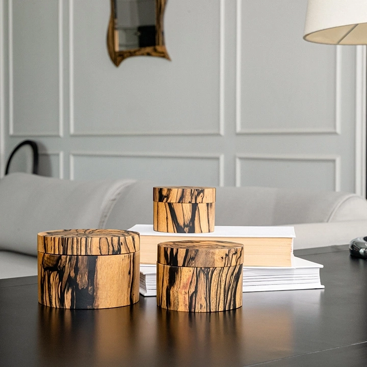 Rotating view highlighting the box's features