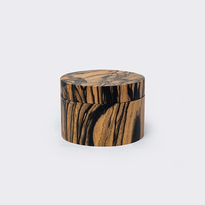 Rotating view highlighting the box's features