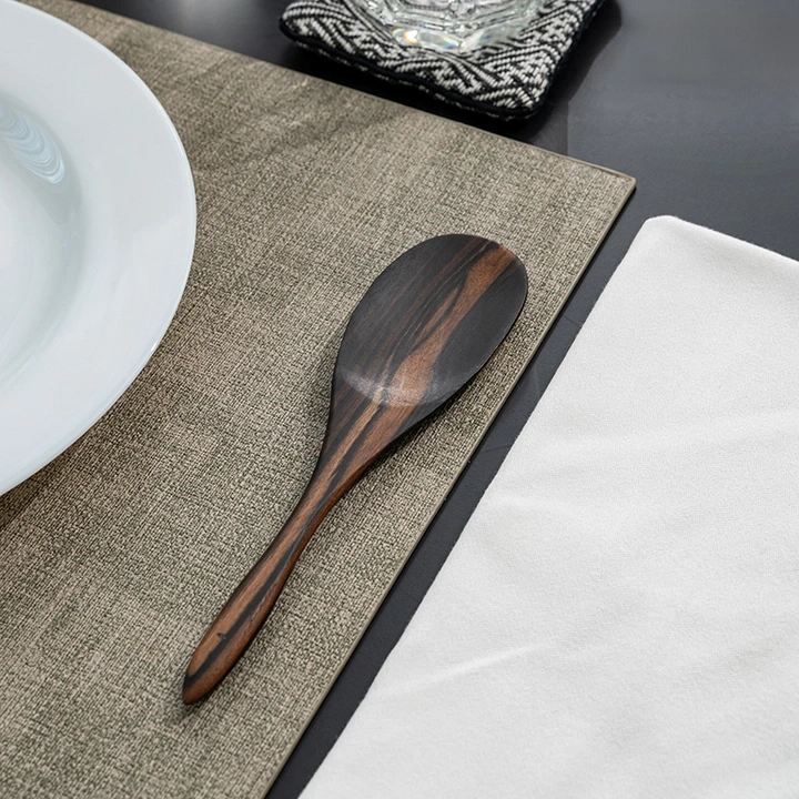 Rotating view highlighting the spoon's features