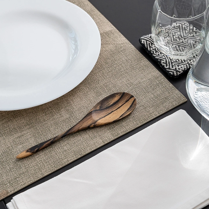 Rotating view highlighting the spoon's features