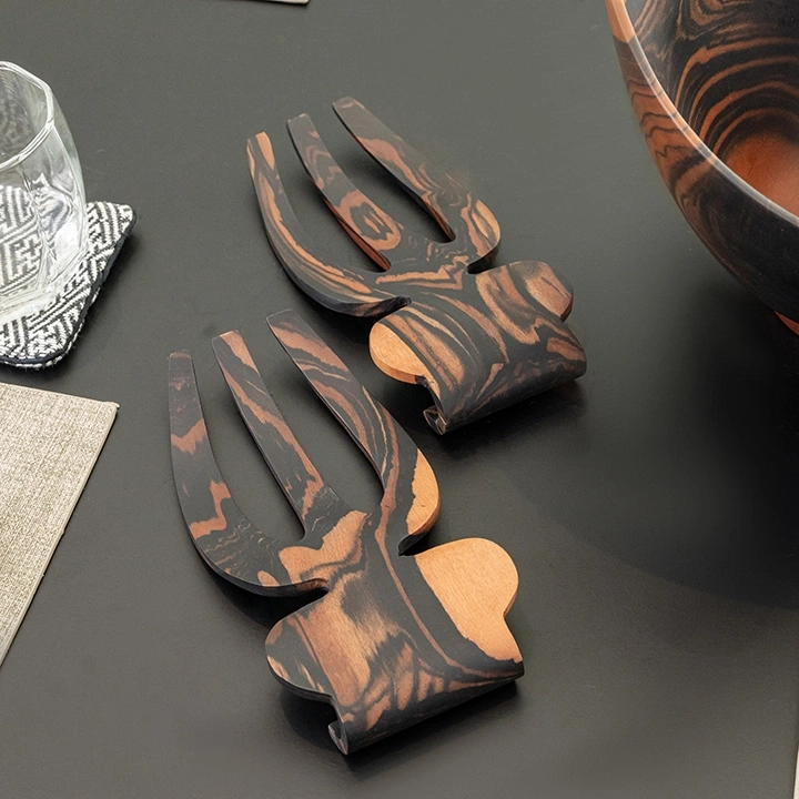 Rotating view highlighting the forks' features.