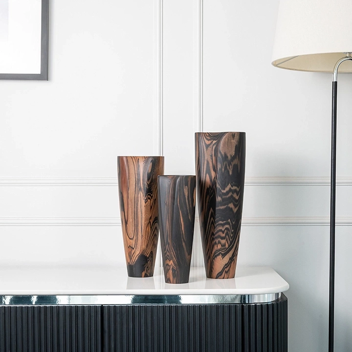 Rotating view highlighting the vase's features.