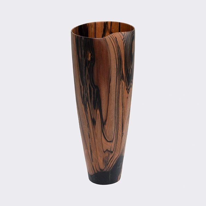 Rotating view highlighting the vase's features.