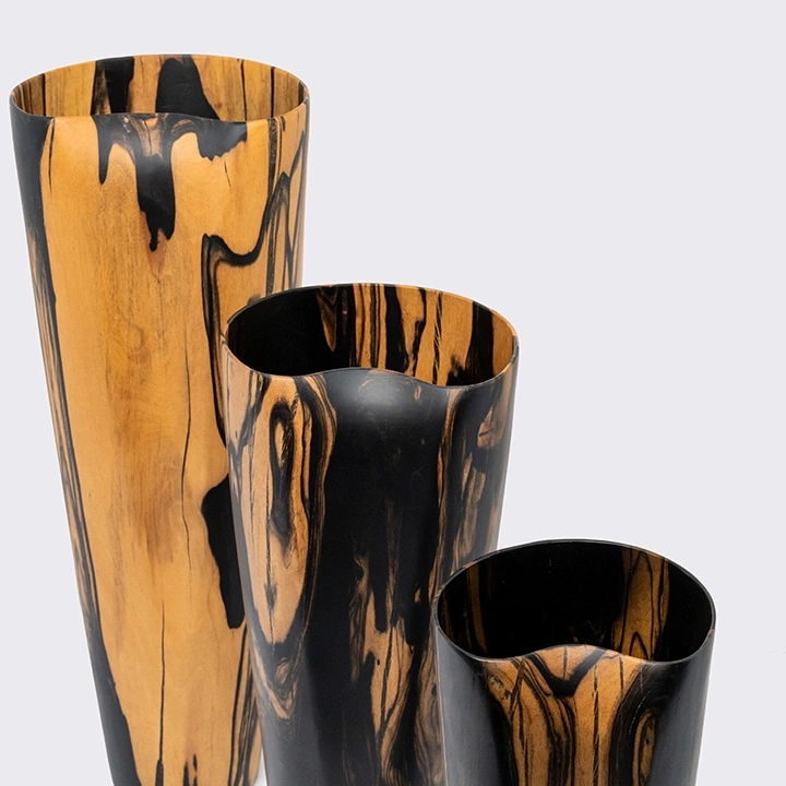 Rotating view highlighting the vase's features.