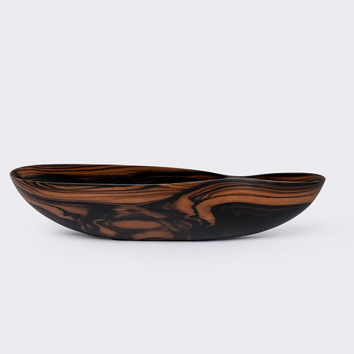 Rotating view highlighting the bowl's features.