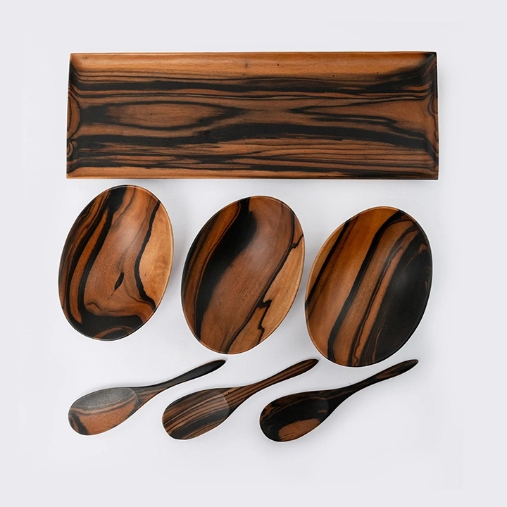 Close-up view of the tray's details.