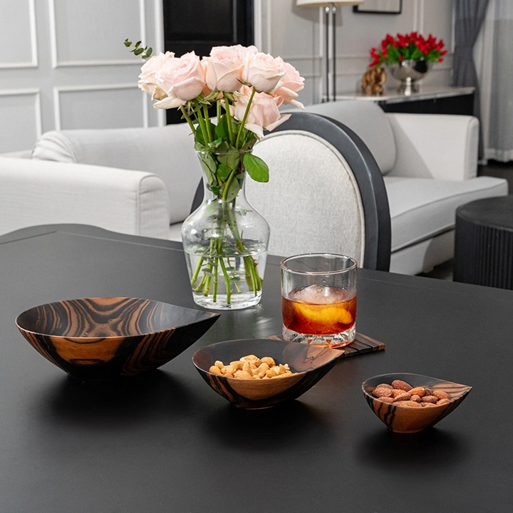 Rotating view highlighting the bowl's features.