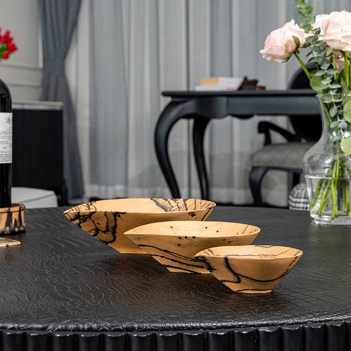 Rotating view highlighting the bowl's features.