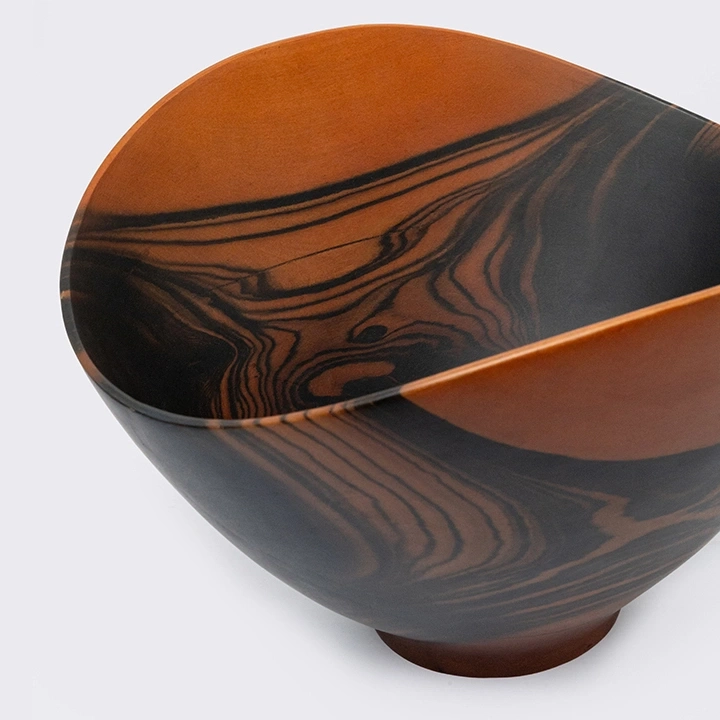 Rotating view highlighting the bowl's features.