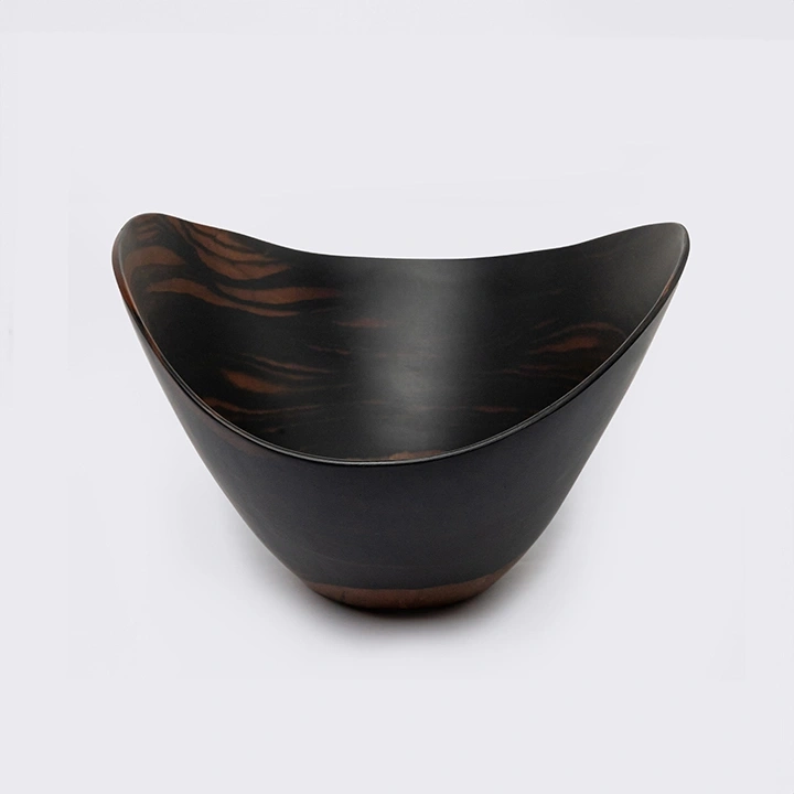 Rotating view highlighting the bowl's features.