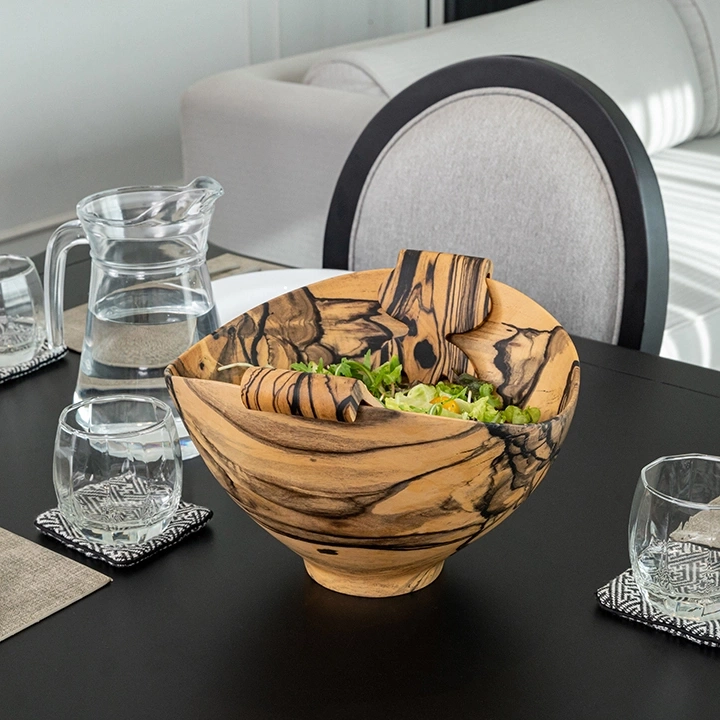 Rotating view highlighting the bowl's features.