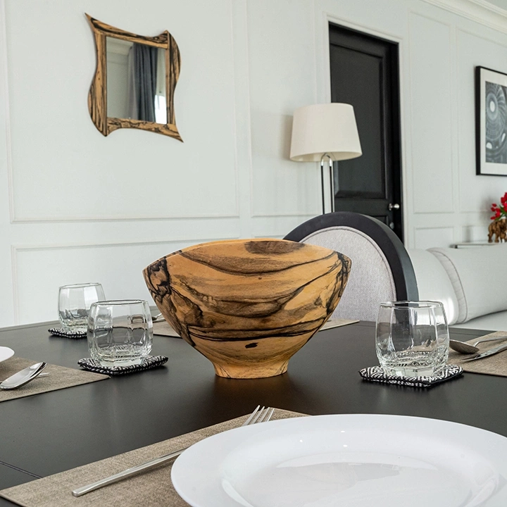 Rotating view highlighting the bowl's features.