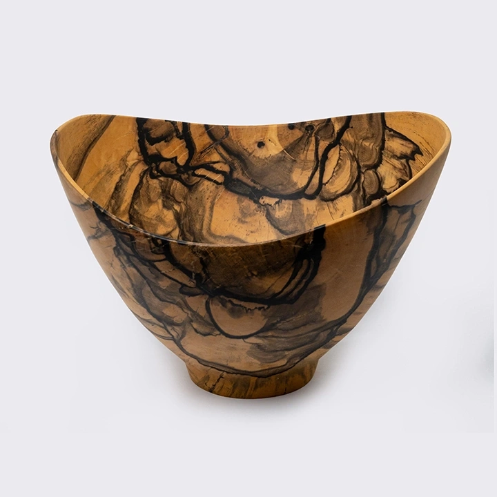 Rotating view highlighting the bowl's features.