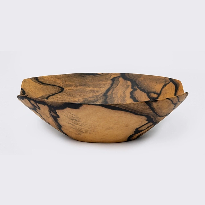 Rotating view highlighting the bowl's features.