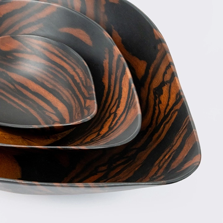 Rotating view highlighting the bowl's features.