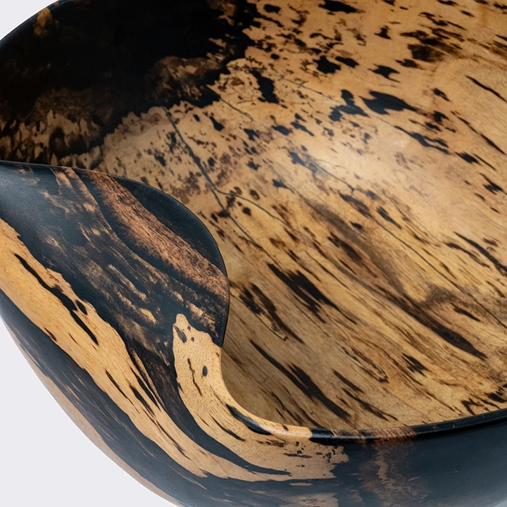 Rotating view highlighting the bowl's features.