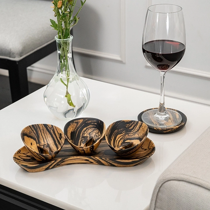 Rotating view highlighting the condiment's features.