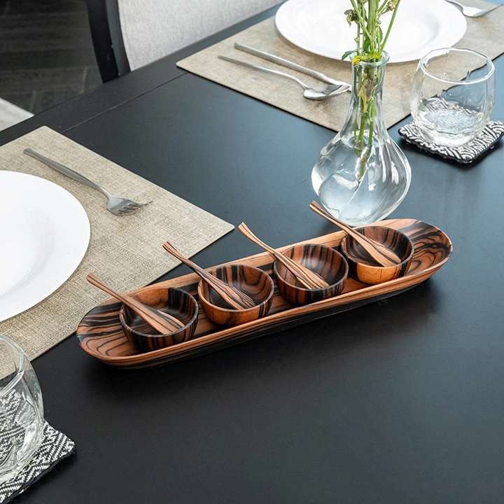 Rotating view highlighting the condiment's features