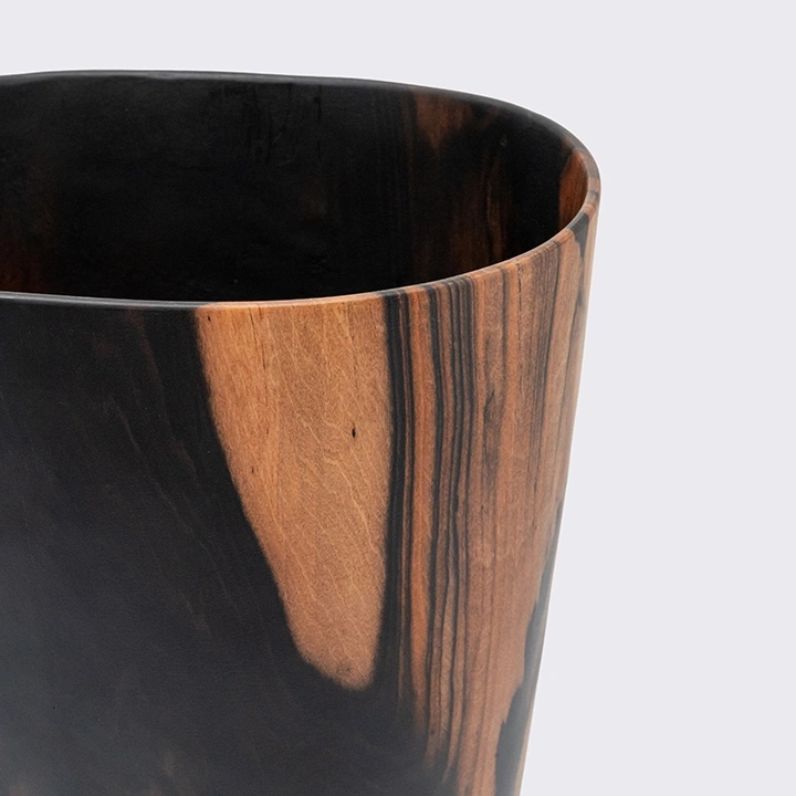 Rotating view highlighting the champagne bucket's features.