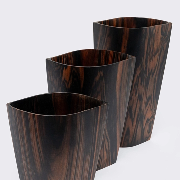 Rotating view highlighting the vase's features.